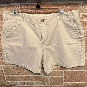 Dockers Women’s stretchy khaki twill shorts. Size 12
